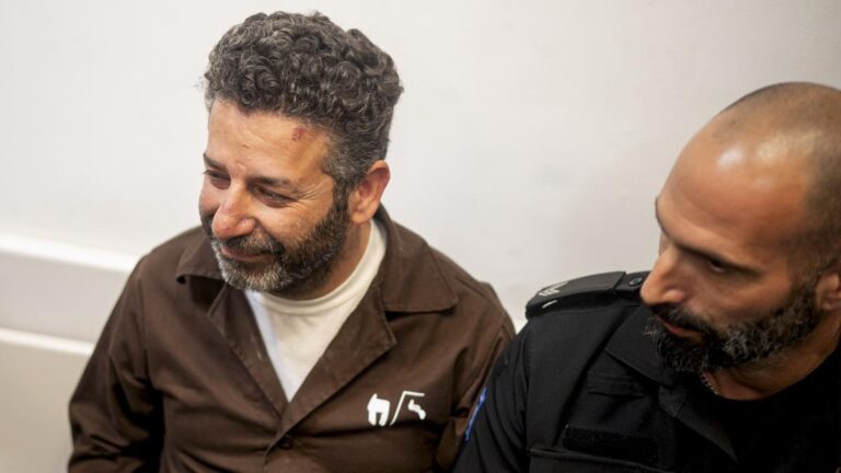 Albares dice que Israel liberará al activista palestino-español Saif Abukeshek “en las próximas horas”