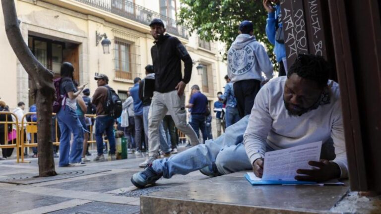 El Supremo rechaza paralizar la regularización extraordinaria acordada por el Gobierno