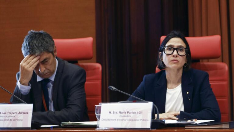 Parlon y Trapero piden disculpas por la infiltración de los Mossos en la asamblea de docentes y admiten que fue un error