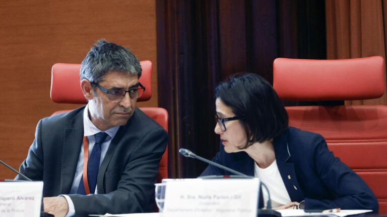 Trapero calma el malestar de los Mossos y anuncia un cambio de protocolo sobre infiltraciones