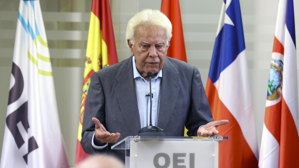 Felipe González expresa una “infinita tristeza” por la imputación de Zapatero en el caso Plus Ultra