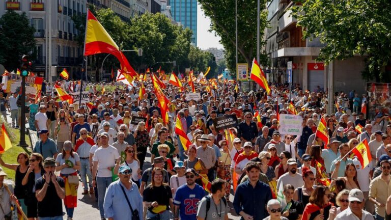 Miles de personas marchan por el centro de Madrid en una protesta contra Sánchez
