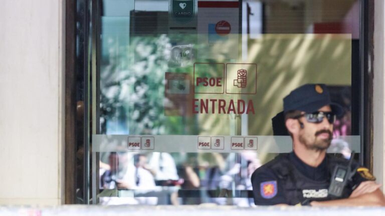 El juez reclama los movimientos financieros y tributarios del PSOE y del PSC de 2024 y 2025
