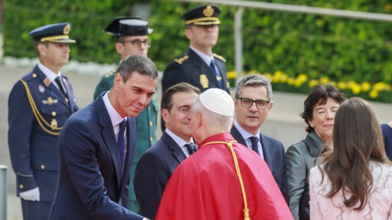 El Papa, recibido entre honores de Estado y un baño de masas