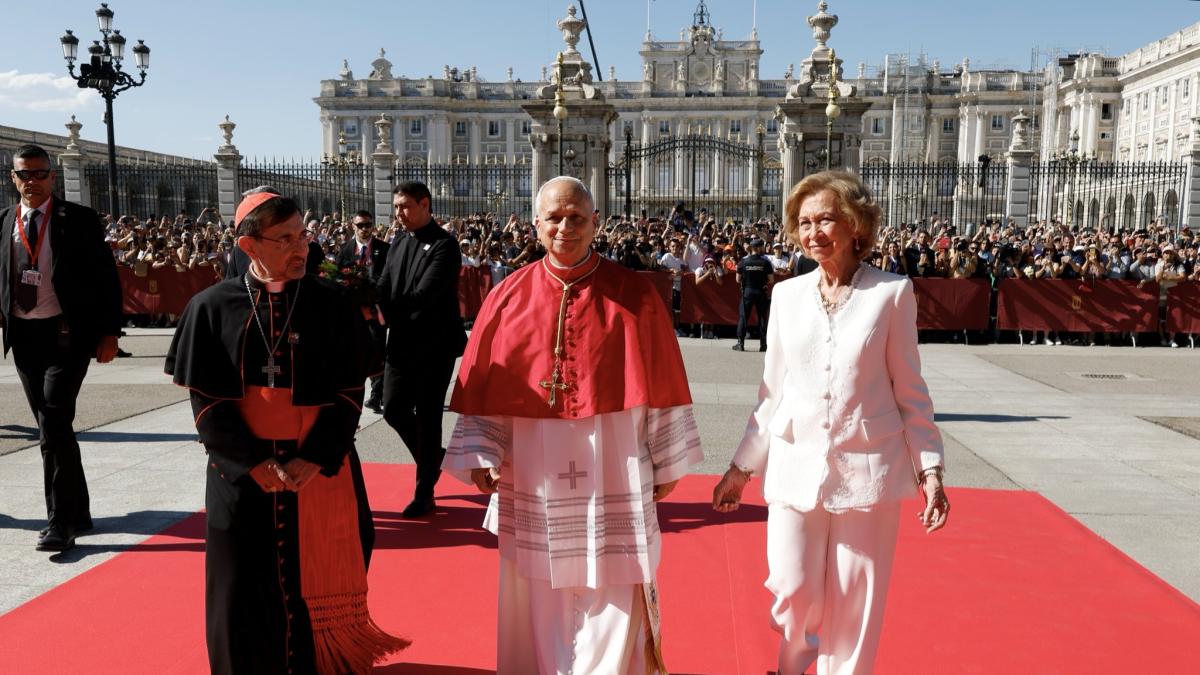 La reina Sofía se viste de blanco para acompañar al Papa en la ofrenda a la virgen de la Almudena