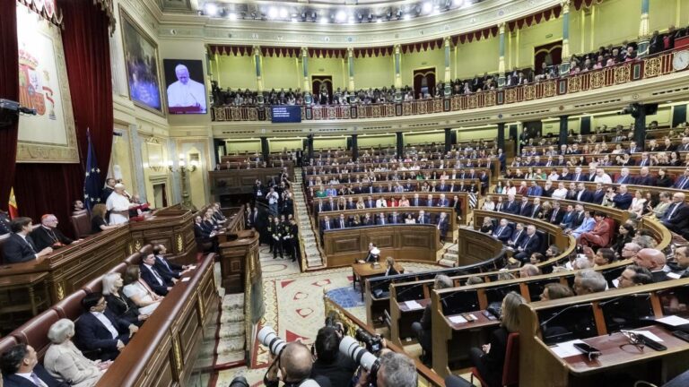León XIV recibe el aplauso unánime de un Congreso roto por la polarización