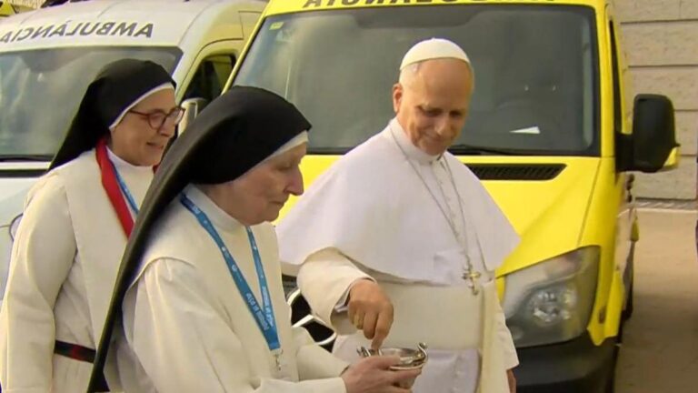 El Papa bendice las ambulancias de sor Lucía Caram que llevan a Ucrania ayuda humanitaria