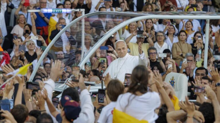 El Papa cambia de acento en el momento cumbre de su viaje y deja atrás la política