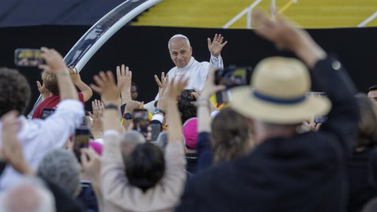 El papa León XIV habla de las “noches” de los jóvenes ante 40.000 personas en Montjuïc