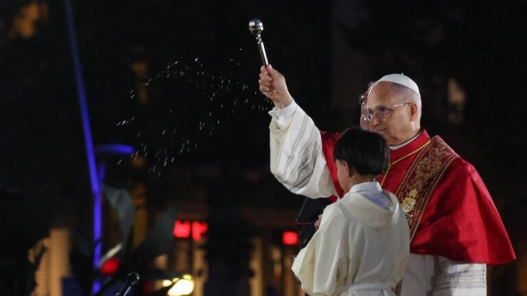 El Papa corona la Sagrada Família con la bendición de la torre de Jesús
