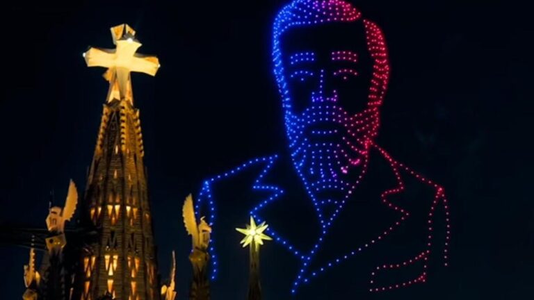 Así ha sido el espectáculo de música, drones y luces que ha concluido la inauguración de la torre de Jesús de la Sagrada Família