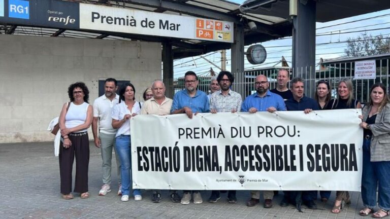 Políticos de Premià de Mar protestan por la degradación de la estación de Renfe