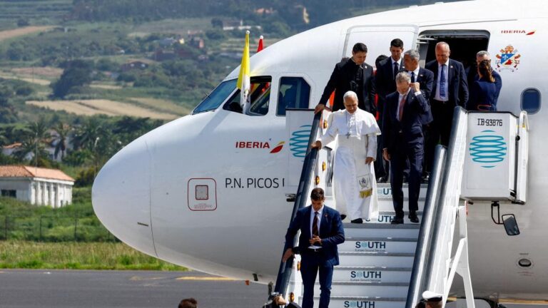 El motor del avión del papa León XIV no entiende de pasaportes diplomáticos