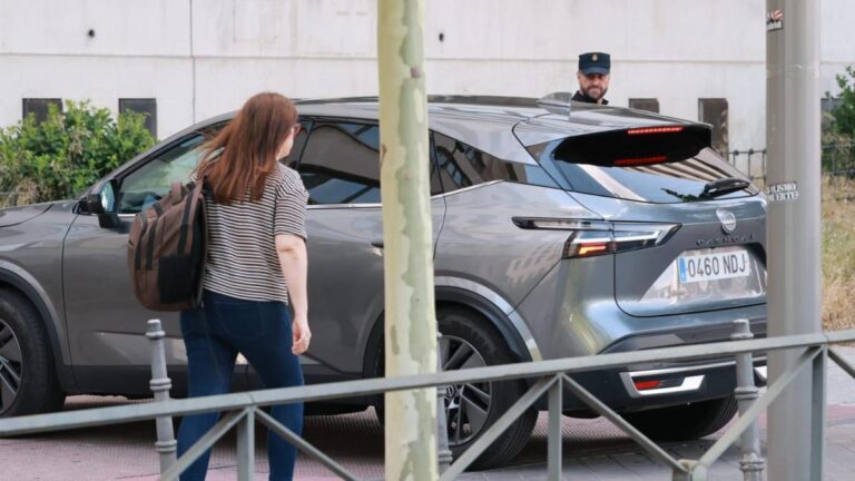 Begoña Gómez accede a los juzgados por el garaje y vestida de negro