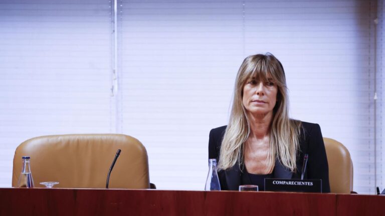 El juez Peinado envía a juicio a Begoña Gómez, le retira el pasaporte y le prohíbe salir de España