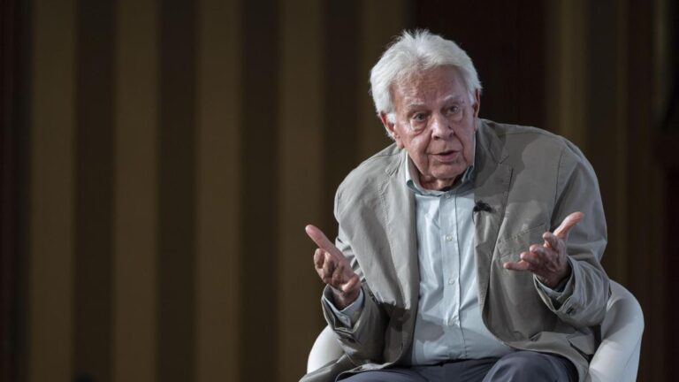 Felipe González pide a Zapatero que devuelva las joyas incautadas si son un regalo