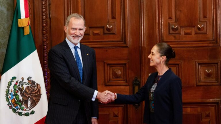 El Rey y Claudia Sheinbaum sellan, con un apretón de manos, el reencuentro entre España y México