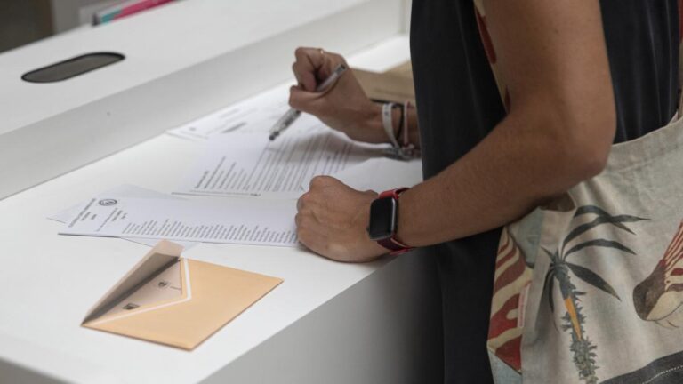 La JEC estudia las peticiones para suspender el voto por correo de los emigrados y sobre la 'ley de nietos'