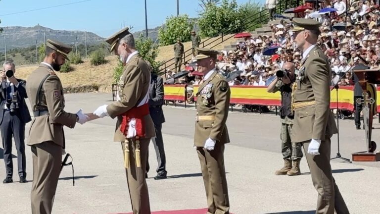 El Rey entrega despachos a 563 sargentos de la Academia de Suboficiales de Talarn
