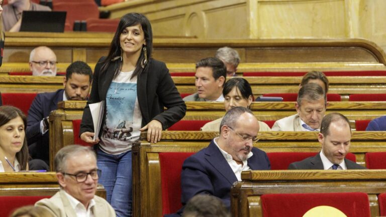 Vox negocia y acepta por primera vez una enmienda de Aliança en una moción propia