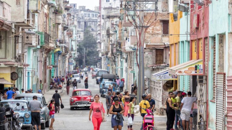 Para los cubanos el voto en España es lo de menos
