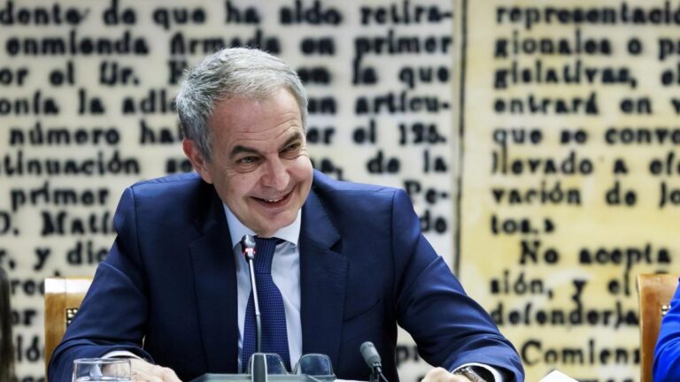 Zapatero se queda solo en su discutible estrategia por buscar un salvavidas legal