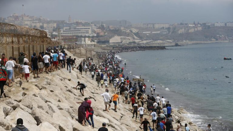 Crisis migratoria en Ceuta, en directo | Última hora: Marruecos usa gases lacrimógenos y cañones de agua en la frontera