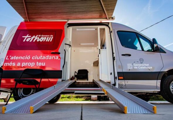 Las oficinas móviles y virtuales de la Generalitat han permitido hacer 4.800 trámites en un año
