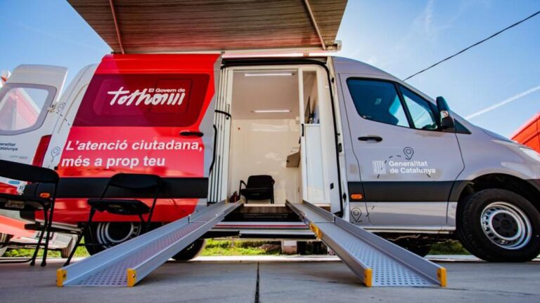 Las oficinas móviles y virtuales de la Generalitat han permitido hacer 4.800 trámites en un año