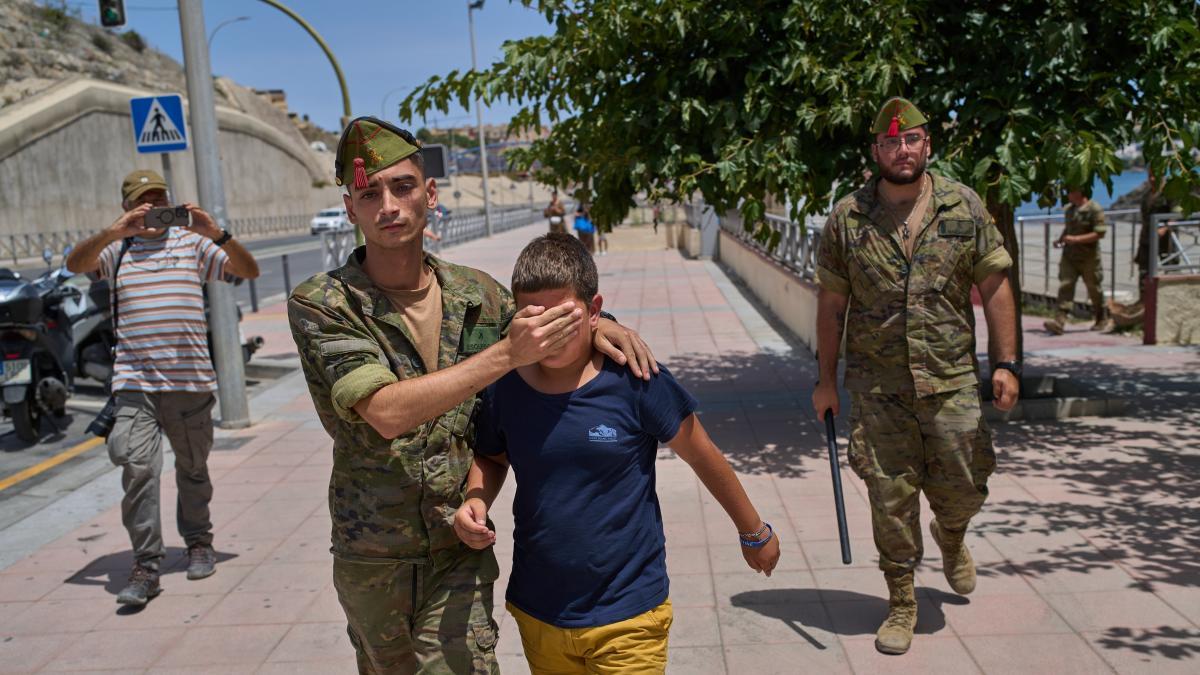 El Gobierno se prepara para reubicar a cientos de menores en Ceuta por la Península