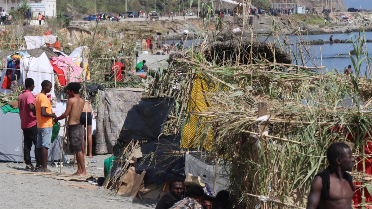 Ceuta pide encerrar en un centro a todos los inmigrantes para luego expulsarlos