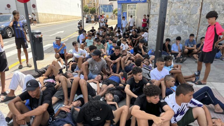 La ley dificulta la vía exprés con la que Vivas y Albares quieren resolver la crisis de Ceuta