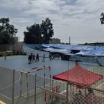 Un techo de plástico creado por vecinos para proteger a niñas migrantes desatendidas en Ceuta