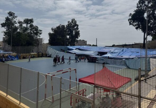 Un techo de plástico creado por vecinos para proteger a niñas migrantes desatendidas en Ceuta