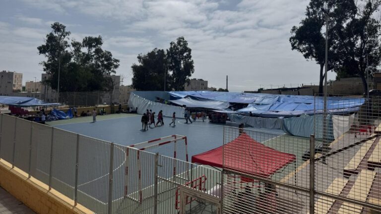 Un techo de plástico creado por vecinos para proteger a niñas migrantes desatendidas en Ceuta