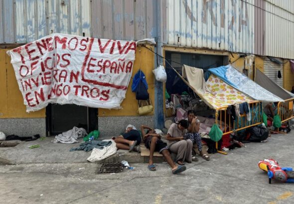 La doble cara de la crisis en Ceuta: inmigrantes enfermos en la calle y camas hospitalarias libres