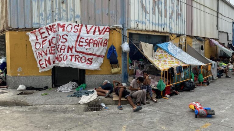 La doble cara de la crisis en Ceuta: inmigrantes enfermos en la calle y camas hospitalarias libres