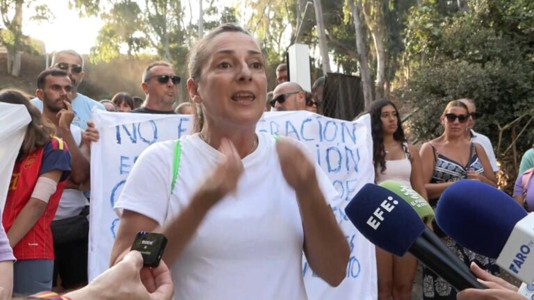 El Gobierno no planea trasladar migrantes a la Península pese al malestar que causan en Ceuta