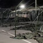 El viento tumba las tiendas militares del nuevo espacio para acoger inmigrantes en Ceuta