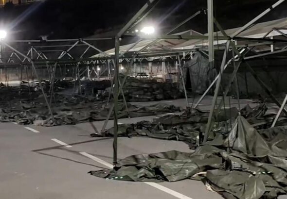 El viento tumba las tiendas militares del nuevo espacio para acoger inmigrantes en Ceuta
