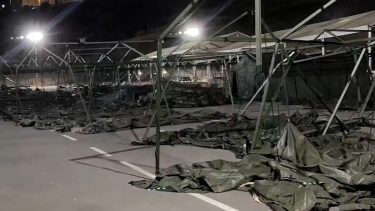 El viento tumba las tiendas militares del nuevo espacio para acoger inmigrantes en Ceuta