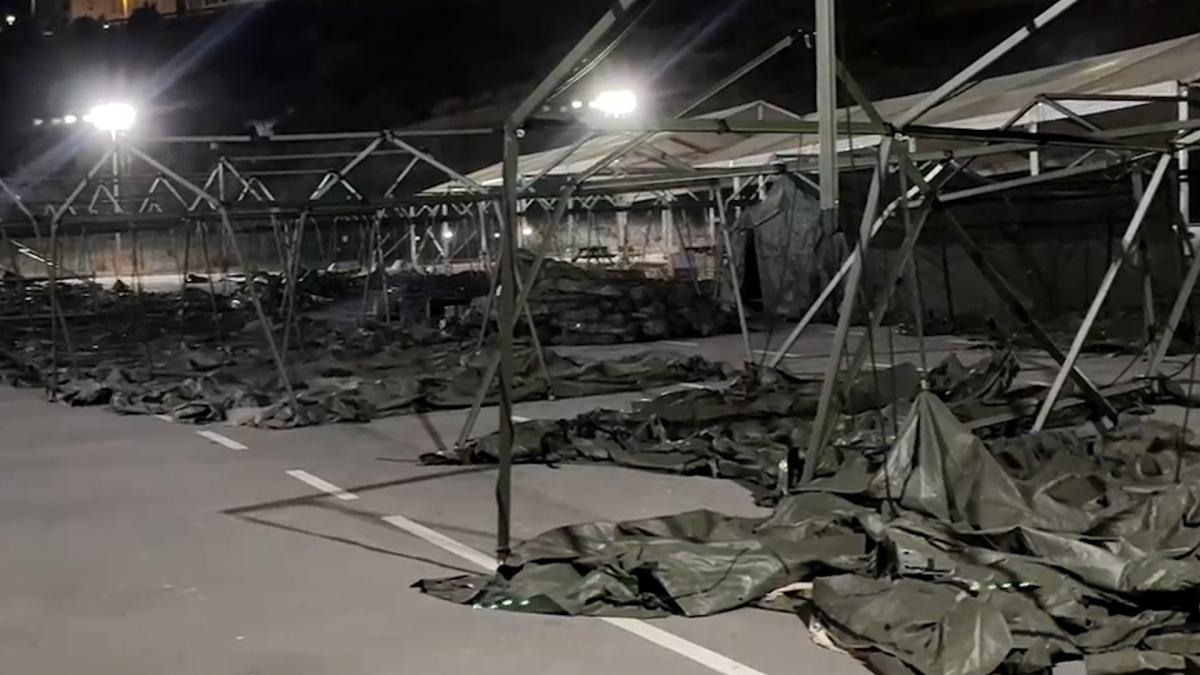 El viento tumba las tiendas militares del nuevo espacio para acoger inmigrantes en Ceuta