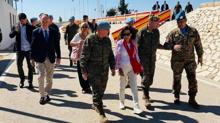 Robles agradece la labor de los cascos azules españoles en Líbano, 20 años velando por la paz