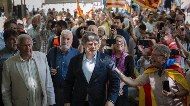 Puigdemont cita a su círculo de confianza para preparar el curso de su retorno