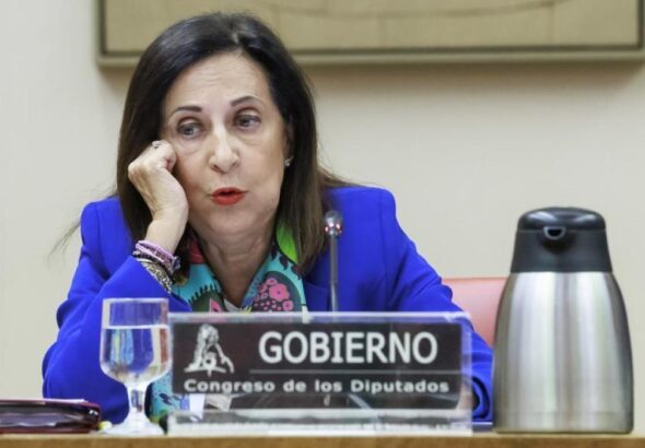 La ministra de Defensa, a los pies de los caballos