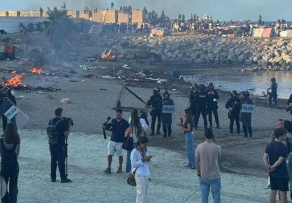 Crece la tensión en Ceuta con grupos de vecinos quemando campamentos de inmigrantes