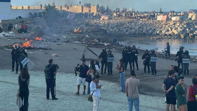 Crece la tensión en Ceuta con grupos de vecinos quemando campamentos de inmigrantes