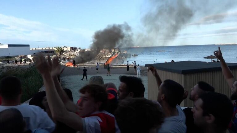 Ceuta se acerca al estallido social tras la quema de un campamento de migrantes