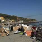 Centenares de inmigrantes se afianzan en la playa del Trampolín a la espera de su acogida