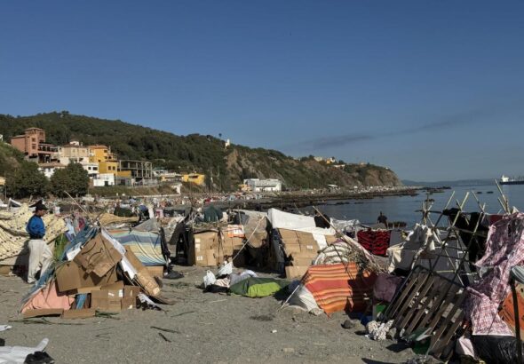 Centenares de inmigrantes se afianzan en la playa del Trampolín a la espera de su acogida